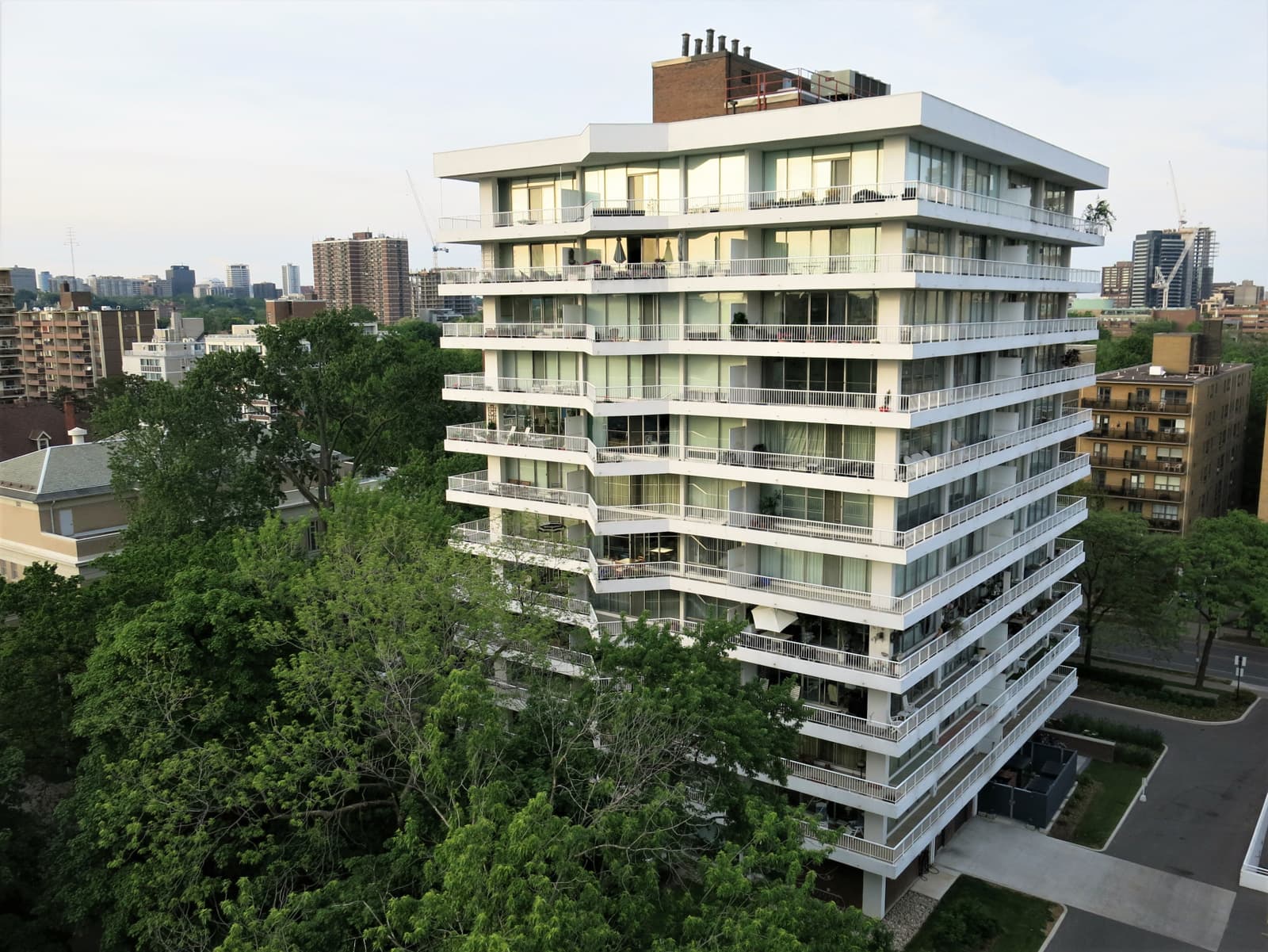 Joseph Medwecki, 190 St. George and the triumph of the wraparound balcony