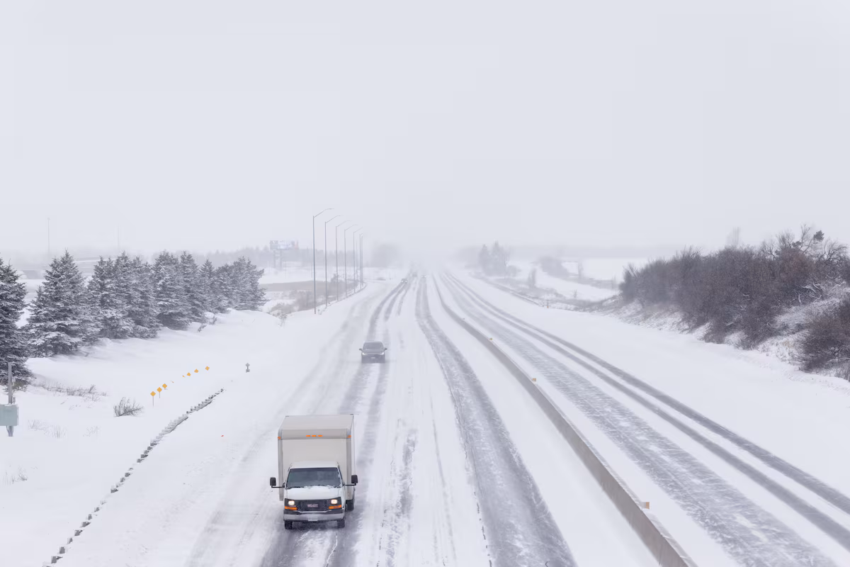 Where to drive when snow hides lane lines: practical winter rules