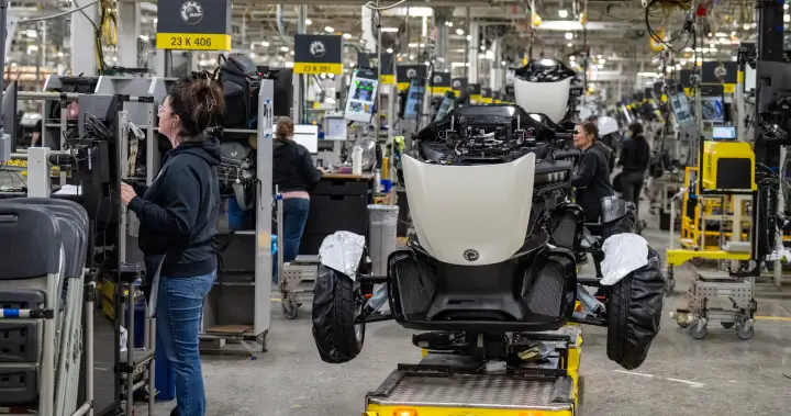 Canada’s economy stalled in November 2025. How that could affect your household finances